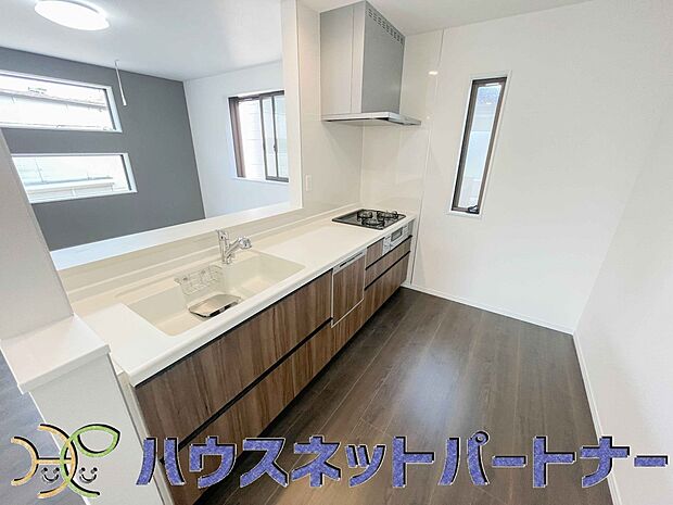 木目調のキッチンは落ち着いた雰囲気で収納もたくさん。嬉しい食洗器付です。汚れも目立ちません。