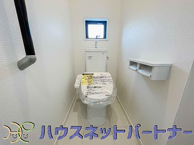 小窓を設置する事により明るく、通気性の良いトイレとなっております。中はゆとりのある大きさを確保しておりますので、ゆったりとお使い頂けます。