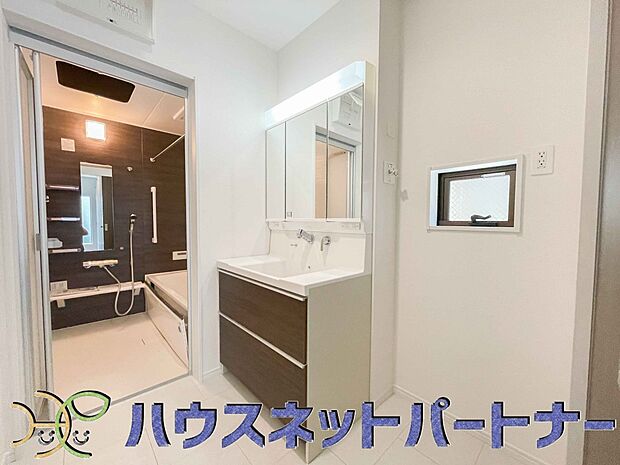 三面鏡洗面化粧台。ミラーを手前に引けば、楽な姿勢で髭剃りやメイクができます。合わせ鏡にすればヘアスタイルのチェックもラクラク。洗面化粧台のミラー裏にはたっぷり入る収納スペースを設けています。