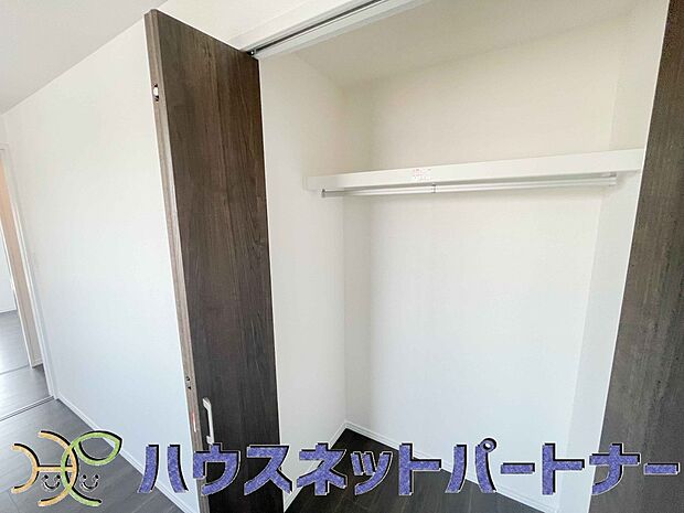 壁面クローゼットのメリットは、衣類が横一列に並ぶためひと目で洋服が選びやすいこと。衣類をたくさんお持ちの方も、限られたスペース内に無理なく収納することができます。