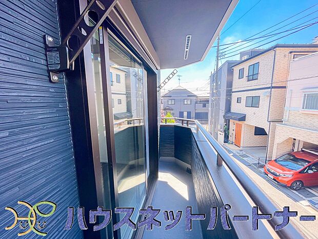 青い空が近くに感じるバルコニーは、爽やかな風をお部屋へ運んでくれます。