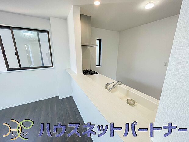 キッチン吊戸棚を無くす事によって、コミュニケーションを重視した設計に致しました。区画によって変わる一体感を、実際にご覧になって頂けましたらと思います。