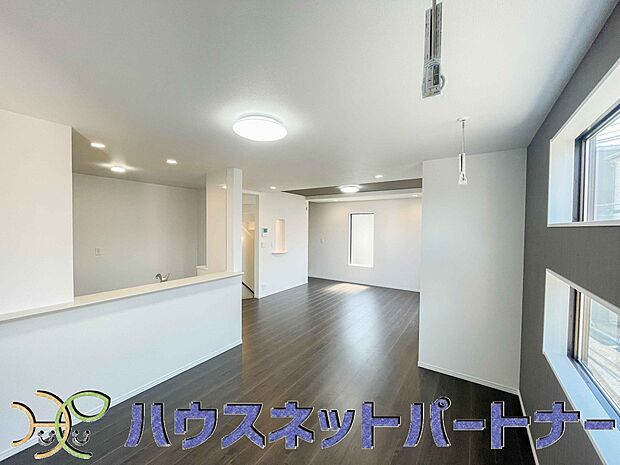 明るく開放的なダイニング。家族とのコミュニケーションが取りやすく、みんなの笑顔が溢れます