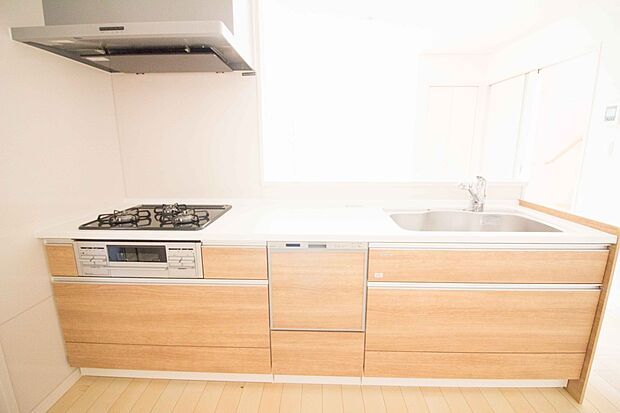 人工大理石トップを纏った最新設備搭載のシステムキッチン。収納数も多いので、常に纏まりある空間に。DKを見守りながらお料理も出来るので、お子様がいても安心です。