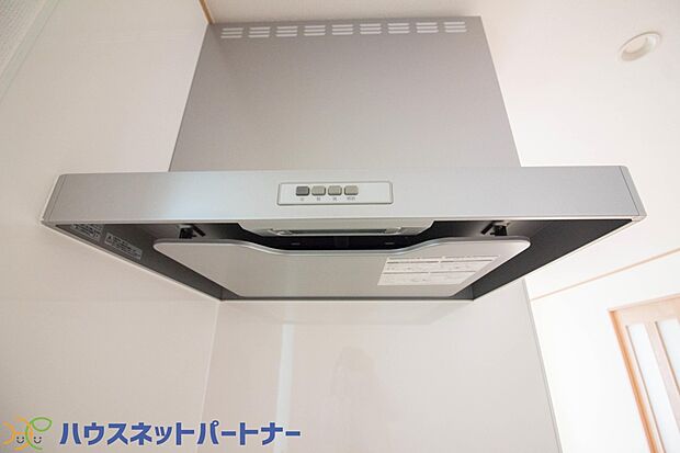 調理の際に発生する汚れた空気(二酸化炭素、油煙、水蒸気、ニオイなど)を、ダクトを通して屋外に排出しています。