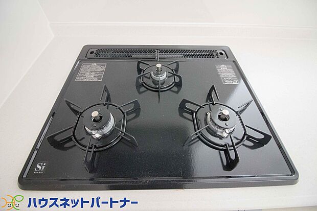 三口コンロで料理の幅を拡げてくれる使いやすいシステムキッチンを採用。洗い場も大きいので野菜や食器を洗ったりする際にも捗り、奥様の強い味方となってくれるはずです。