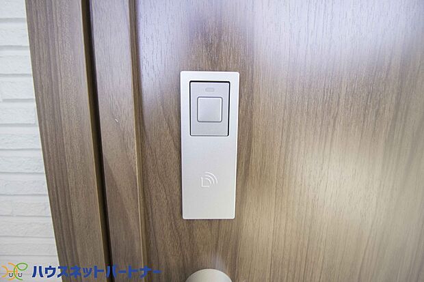 スマートキーの良い点は、鍵穴にキーを刺さなくても簡単に開け閉めできるところと、キーを紛失してもキーの情報をドア本体で簡単に書き換えできるなど防犯性の高い点です。