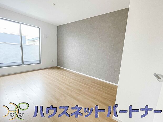 太陽の光が照らす明るいリビングは、開放感があり通風・採光に優れ、心地よい光と風が舞い込んできます。心休まるリビングは何よりも快適な時間を過ごせます。