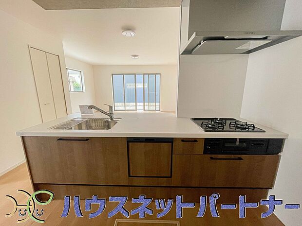 木目調のキッチンは落ち着いた雰囲気で収納もたくさん。嬉しい食洗器付です。汚れも目立ちません。