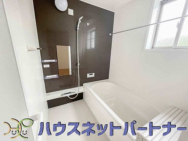 明るい作りの浴室は心も体もリフレッシュさせてくれます。窓もあるので湿気を外へ逃がすことも出来ます。
