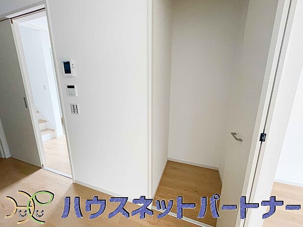 各所に配置された収納スペースは、洋服や小物はもちろんのこと、掃除機や日用予備品・お子様のおもちゃなど様々な物を収納して頂ける便利なスペースです。