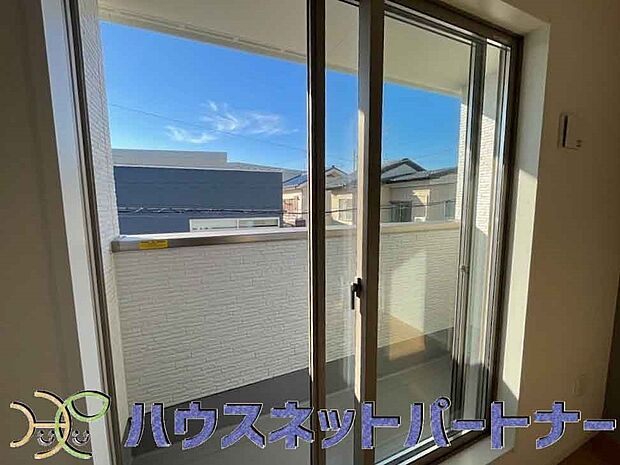 青い空が近くに感じるバルコニーは、爽やかな風をお部屋へ運んでくれます。