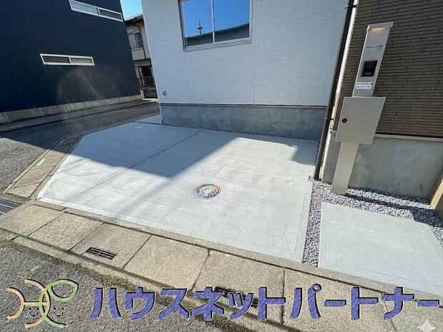 玄関横に駐車場なのでお買い物をした後は楽にお家へ。沢山お買物した時は助かりますね。