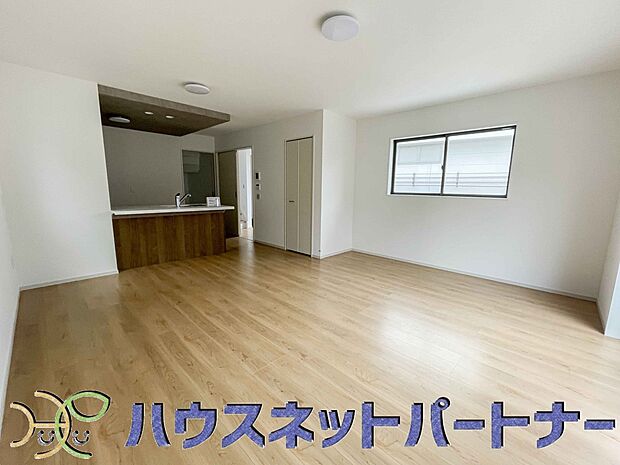 リビングは、食事スペースと寛げる場所設けてもまだ余裕の広さ。明るい光が照らしてくれます。