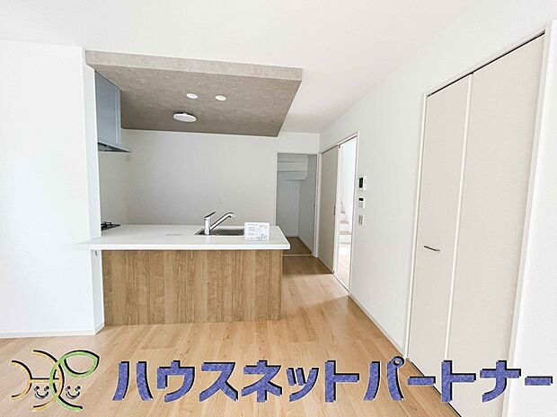 お料理できたらカウンターから手渡しができます。家族で会話をしながらお料理を楽しく。