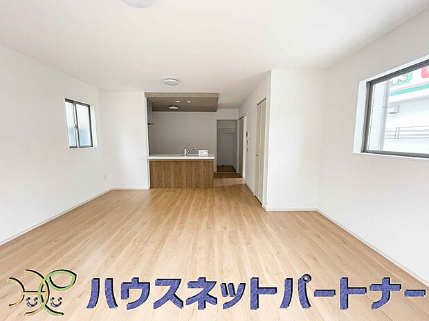 カウンターキッチンなら、リビングで遊ぶ子供の様子を見ながら料理ができるので安心です。料理を運んでもらったり、子供にお手伝いしてもらいやすいのもいいですね♪