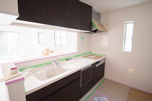 明るく開放的なオープンキッチン。家族とのコミュニケーションが取りやすく、みんなの笑顔が溢れます。