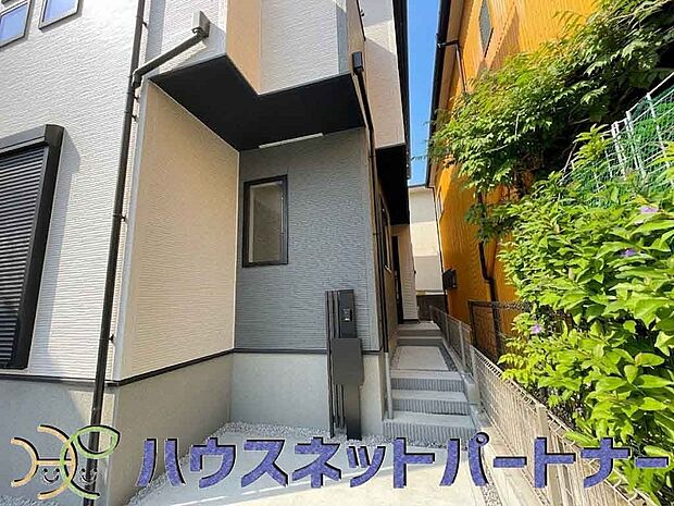 TVモニター付インターホン。来訪者の様子を室内TVモニターでチェック。対応したくないセールスを断りやすく、子どもに留守番をさせるときも安心。不在時の来訪者を録画でき、犯罪抑止効果も期待できます。