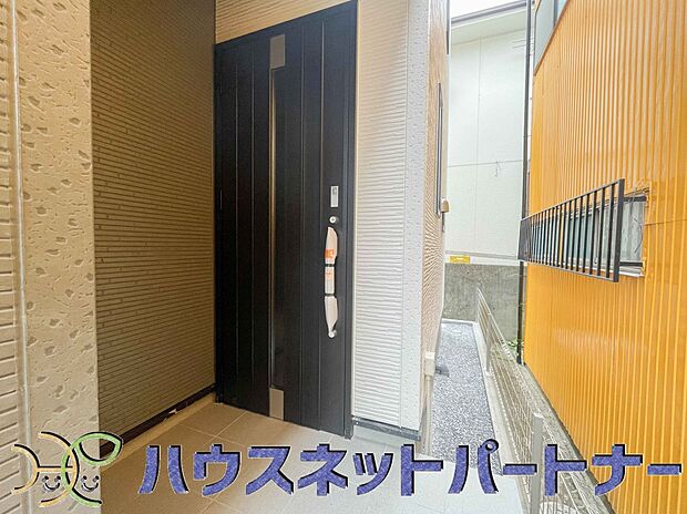 玄関の扉を開けるとそこは家族の待つお家。笑い声が聞こえてきそう。