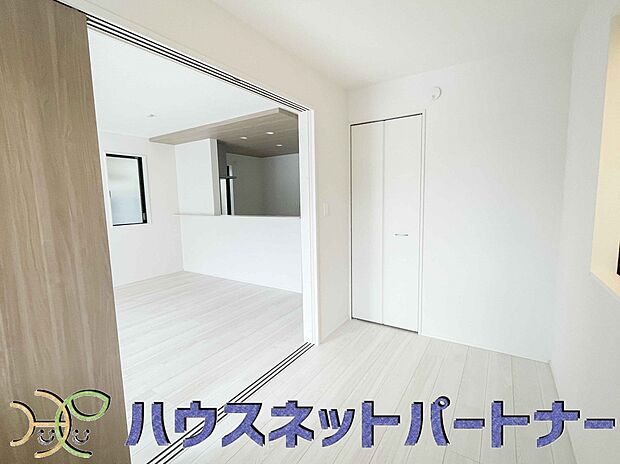 リビング横の洋室扉を開放して、パーティーの時は広々した空間造りもできますね。