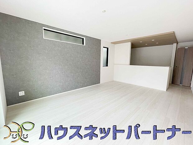 太陽の光が照らす明るいリビングは、開放感があり通風・採光に優れ、心地よい光と風が舞い込んできます。心休まるリビングは何よりも快適な時間を過ごせます。