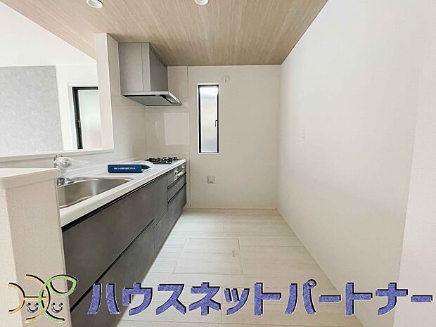 カウンターキッチンは広くて収納力もあるので、快適に料理をすることができます。食器や炊事用具を手の届くところに配置しやすいため調理もスピーディーです。