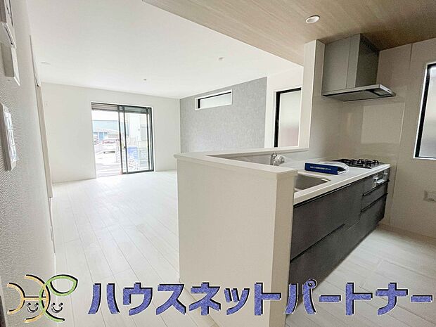 キッチン吊戸棚を無くす事によって、コミュニケーションを重視した設計に致しました。区画によって変わる一体感を、実際にご覧になって頂けましたらと思います。