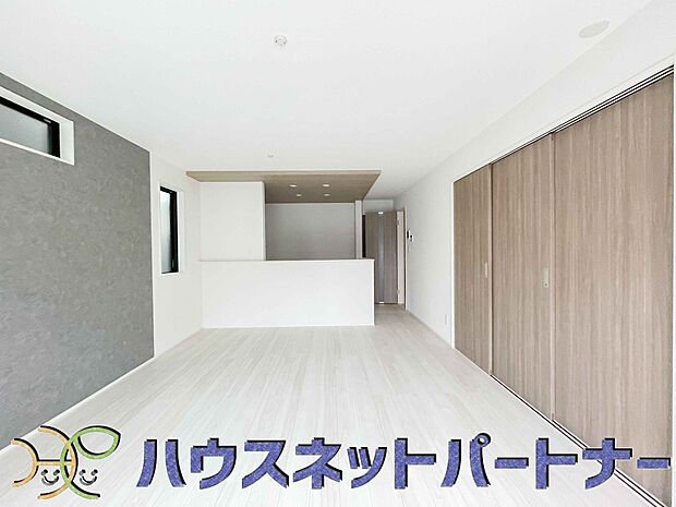 リビングは、食事スペースと寛げる場所設けてもまだ余裕の広さ。明るい光が照らしてくれます。