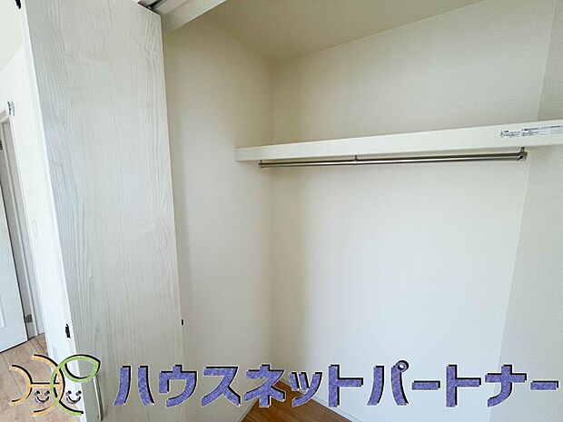 壁面クローゼットのメリットは、衣類が横一列に並ぶためひと目で洋服が選びやすいこと。衣類をたくさんお持ちの方も、限られたスペース内に無理なく収納することができます。