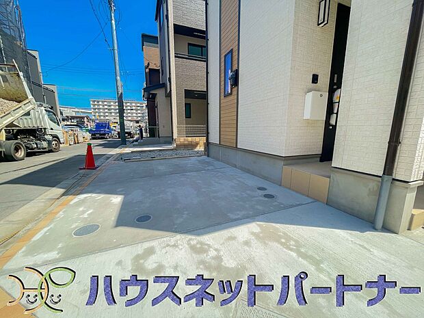 玄関横に駐車場なのでお買い物をした後は楽にお家へ。沢山お買物した時は助かりますね。