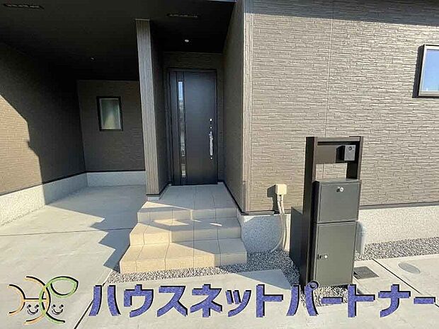 宅配ボックス。好きな時間にいつでも荷物を受取れるため、到着時間を気にして自宅で待機したり、再配達の連絡をする手間がかかりません。共働きなど不在が多い方、ネット通販の利用が多い方に大変便利。