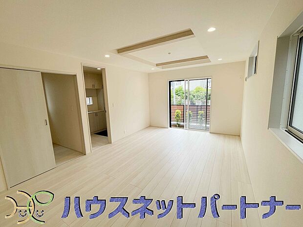 天井の中央部分を周囲より一段高くとったデザインを折上天井といいます。部屋に立体的な奥行きを生み出し、スタイリッシュな空間を演出します。天井を広く見せる視覚的効果も。