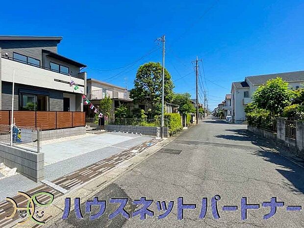 前面道路の日当たりの良い明るいお家。