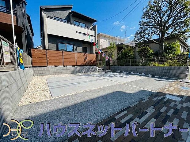 玄関横に駐車場なのでお買い物をした後は楽にお家へ。沢山お買物した時は助かりますね。