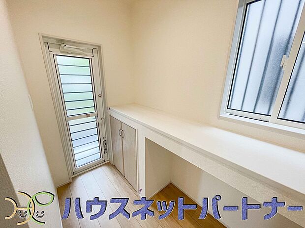 便利な勝手口。キッチンから出入りが可能です。ゴミの一時保管や、風通しや換気が良くなり、暗くなりがちなキッチンは勝手口から差し込む光で明るくなります。