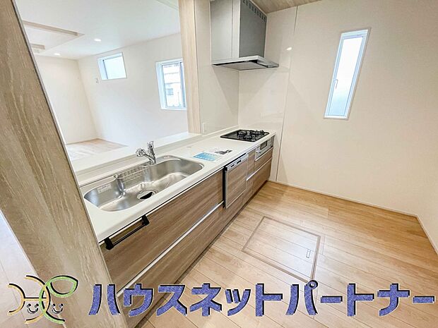 カウンターキッチンは広くて収納力もあるので、快適に料理をすることができます。食器や炊事用具を手の届くところに配置しやすいため調理もスピーディーです。
