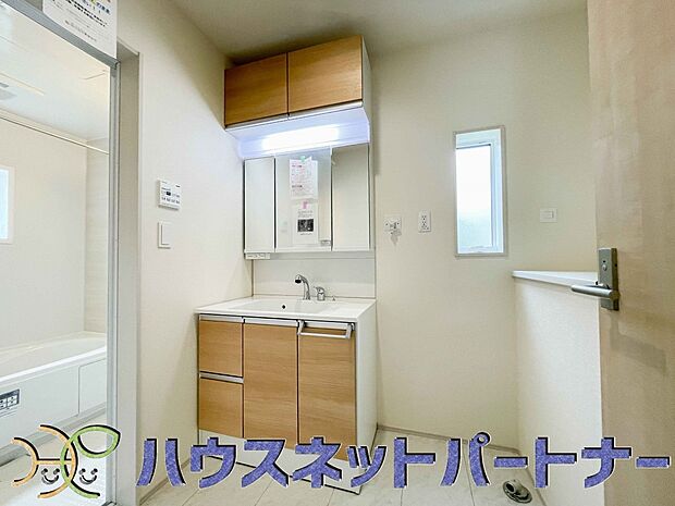 十分な大きさの洗面台は、身だしなみチェックや歯磨きなど、朝の慌ただしい時間でもホテルライクなスペースで余裕とゆとりを感じて頂けます。