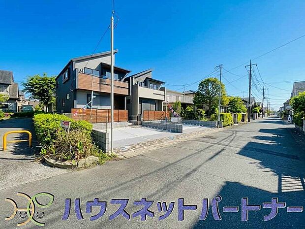 前面道路の日当たりの良い明るいお家。