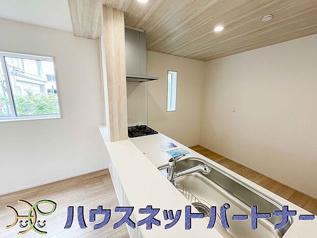 キッチン吊戸棚を無くす事によって、コミュニケーションを重視した設計に致しました。区画によって変わる一体感を、実際にご覧になって頂けましたらと思います。 