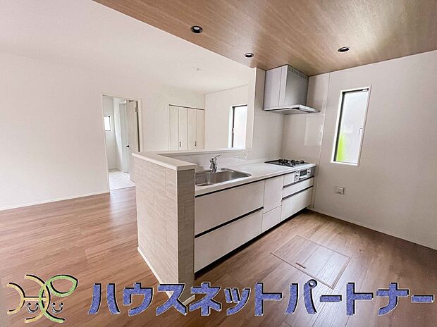 カウンターキッチンは広くて収納力もあるので、快適に料理をすることができます。食器や炊事用具を手の届くところに配置しやすいため調理もスピーディーです。