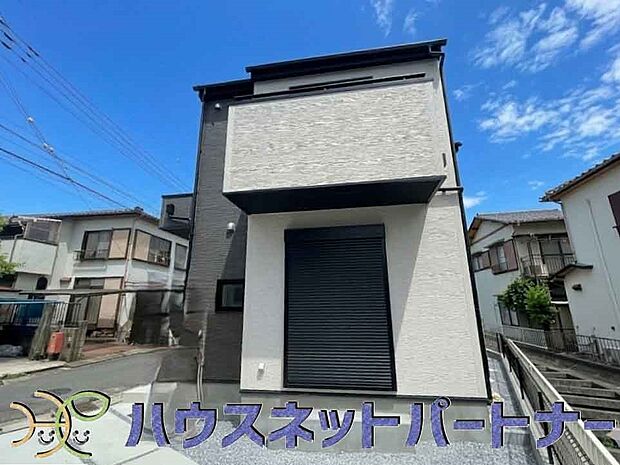 堂々たる趣ながら、主張し過ぎずどこか余裕を感じさせるシャープなフォルムで佇む邸宅は、晴天の空と照らし合わせる事で、本来あるべき完成形の姿を見せてくれます。