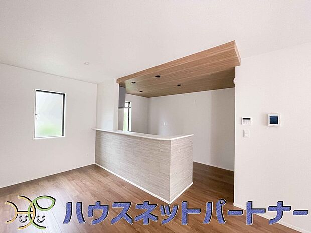 忙しい朝でも家族揃って食事をして頂ける、ゆとりある大きさのダイニングスペース。奥様の手料理を受けとって頂き、テーブルで囲む素敵な時間を存分にお愉しみ下さい。
