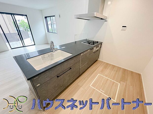 カウンターキッチンは広くて収納力もあるので、快適に料理をすることができます。食器や炊事用具を手の届くところに配置しやすいため調理もスピーディーです。