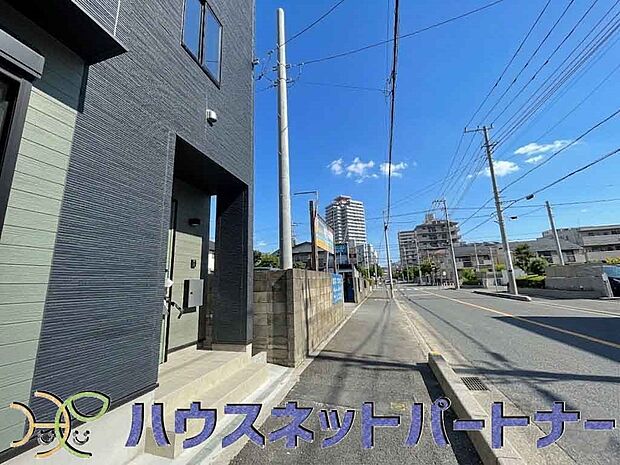 前面道路の日当たりの良い明るいお家。