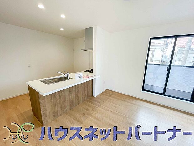 カウンターキッチンなら、リビングで遊ぶ子供の様子を見ながら料理ができるので安心です。料理を運んでもらったり、子供にお手伝いしてもらいやすいのもいいですね♪