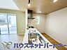 室内：キッチン吊戸棚を無くす事によって、コミュニケーションを重視した設計に致しました。区画によって変わる一体感を、実際にご覧になって頂けましたらと思います。 