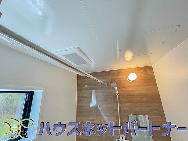 冬場にはヒヤッとしないように暖房機能、梅雨の時期には乾燥等、機能的で清潔感溢れる浴室。快適・清潔な空間で心も体もオフになる時間を楽しむことが可能です。