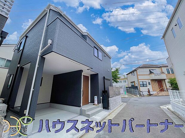 堂々たる趣ながら、主張し過ぎずどこか余裕を感じさせるシャープなフォルムで佇む邸宅は、晴天の空と照らし合わせる事で、本来あるべき完成形の姿を見せてくれます。
