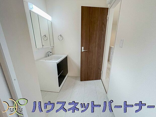 家の中でも特にプライベートスペースとなる洗面所は、洗濯場所と浴室を同じ空間でまとめております。小窓を設置しておりますので、熱気などが籠りやすい空間でちょっとした空気の入れ替えを。