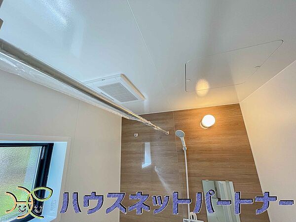 冬場にはヒヤッとしないように暖房機能、梅雨の時期には乾燥等、機能的で清潔感溢れる浴室。快適・清潔な空間で心も体もオフになる時間を楽しむことが可能です。